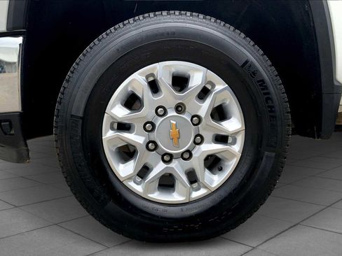 Used 2024 Chevrolet Silverado 2500 LT image 10