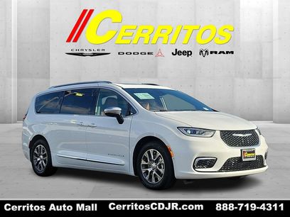 Used 2025 Chrysler Pacifica Pinnacle