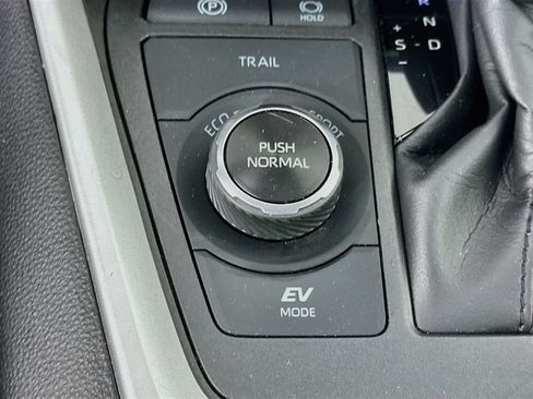 Used 2025 Toyota RAV4 XLE AWD/4WD image 26