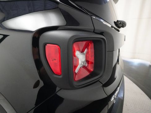 Used 2017 Jeep Renegade Latitude w/ Cold Weather Group AWD/4WD image 31