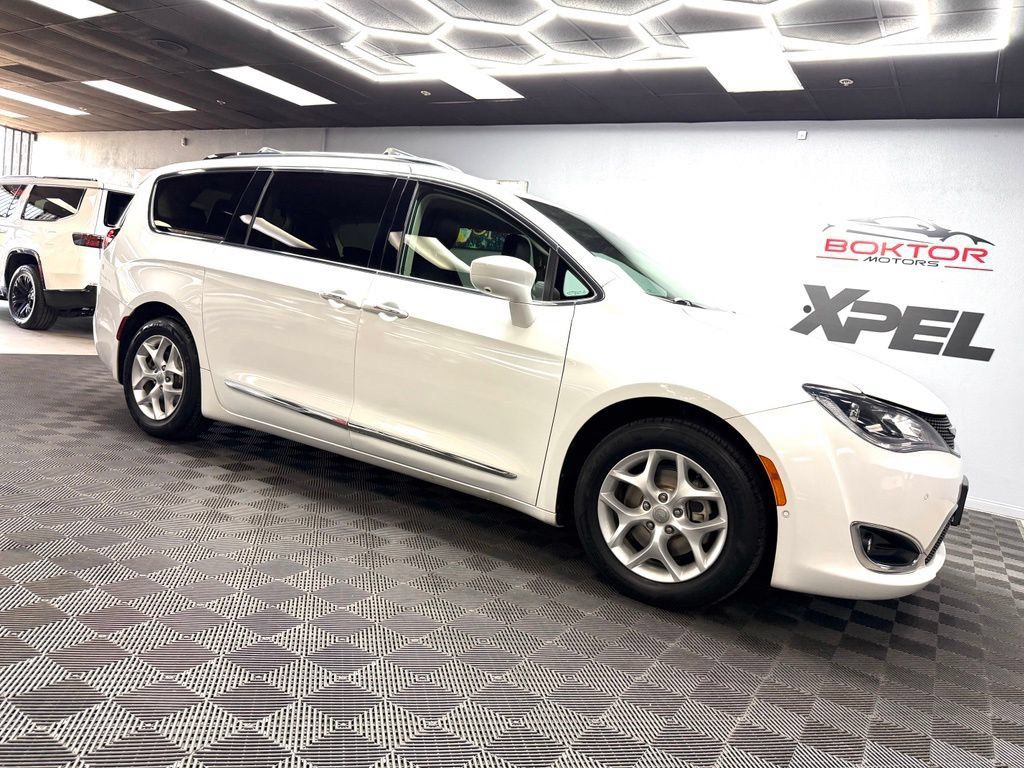 Used 2018 Chrysler Pacifica Touring-L Plus w/ Advanced Safetytec Group FWD image 2