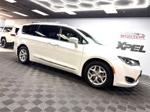 Used 2018 Chrysler Pacifica Touring-L Plus w/ Advanced Safetytec Group FWD image 2