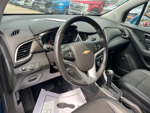 Used 2019 Chevrolet Trax LT w/ Sun & Sound Package FWD image 7