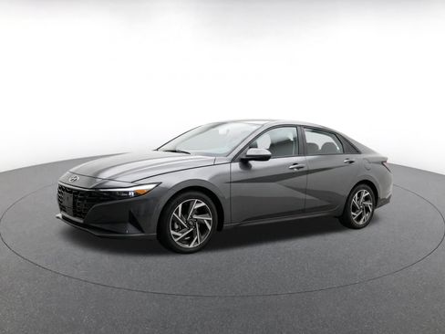 Used 2025 Hyundai Elantra SEL FWD image 3