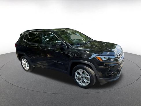 Used 2025 Jeep Compass Latitude AWD/4WD image 2