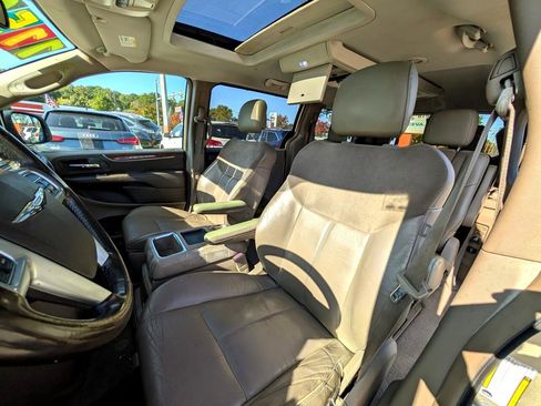 Used 2011 Chrysler Town & Country Limited w/ Trailer Tow Group image 12