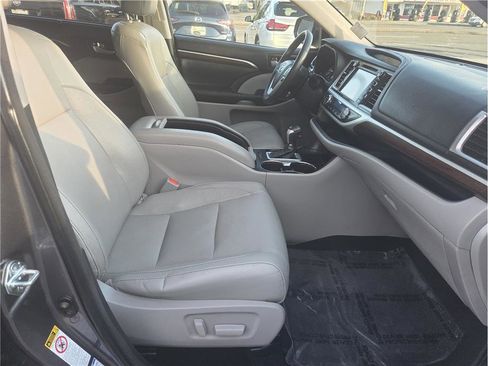 Used 2015 Toyota Highlander Limited w/ Driver Technology Package image 26