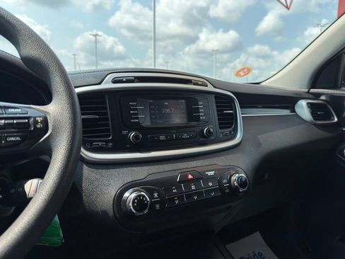 Used 2017 Kia Sorento AWD image 18