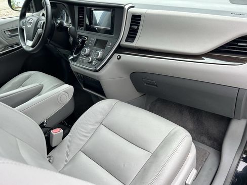 Used 2017 Toyota Sienna XLE FWD image 31