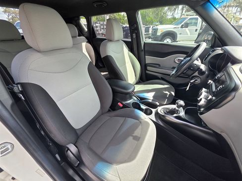 Used 2017 Kia Soul FWD image 28