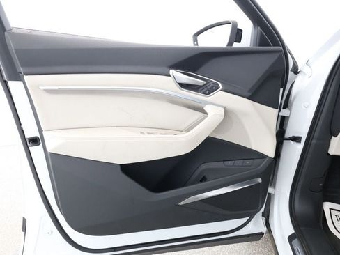 Used 2024 Audi Q8 e-tron Premium Plus w/ Premium Plus Package image 11