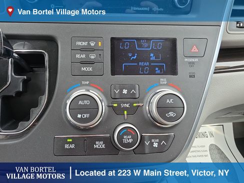 Used 2018 Toyota Sienna XLE w/ XLE Navigation Package image 20