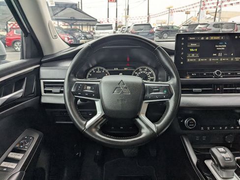Used 2025 Mitsubishi Outlander SE image 16