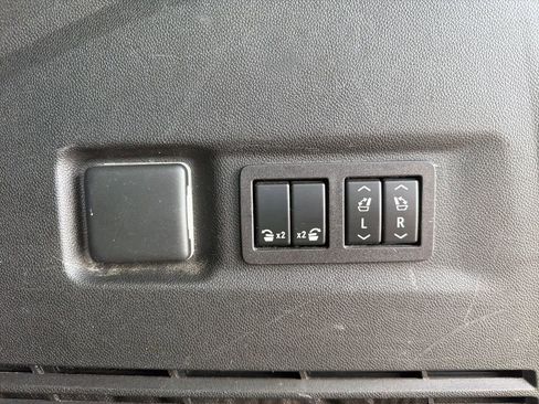 Used 2023 Chevrolet Suburban Premier AWD/4WD image 28