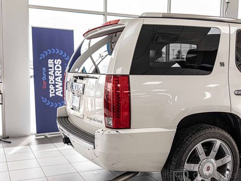 Used 2010 Cadillac Escalade 2WD Hybrid image 16