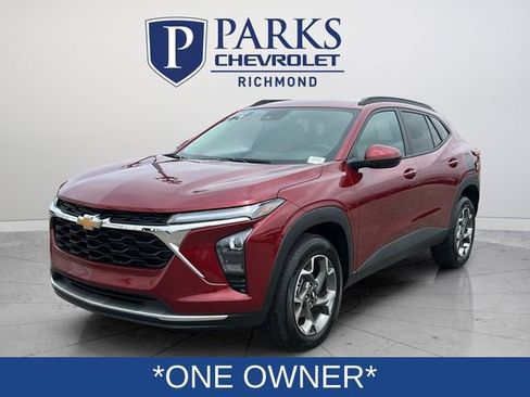 Certified 2025 Chevrolet Trax LT w/ LT Convenience Package FWD image 2