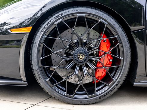 Used 2021 Lamborghini Huracan STO RWD image 18