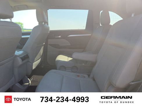 Used 2017 Toyota Highlander XLE w/ Carpet Mat Package AWD/4WD image 18