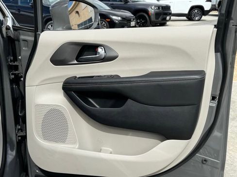 Used 2022 Chrysler Pacifica Touring-L image 29