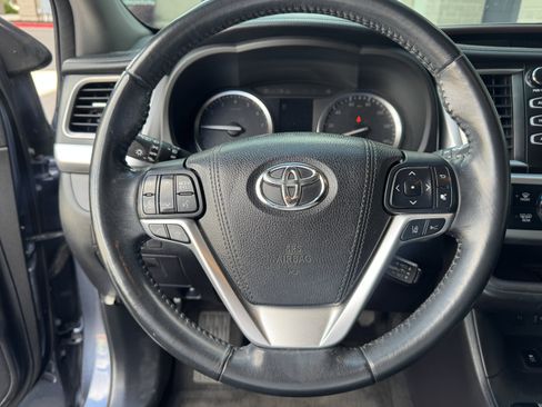Used 2018 Toyota Highlander XLE AWD/4WD image 24