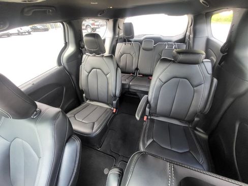 Used 2025 Chrysler Pacifica Select FWD image 12