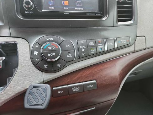 Used 2014 Toyota Sienna XLE image 20