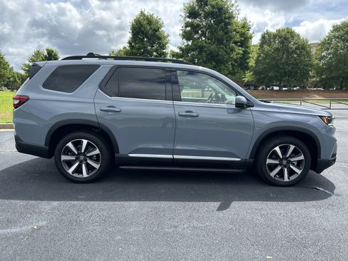 Used 2025 Honda Pilot Touring image 10