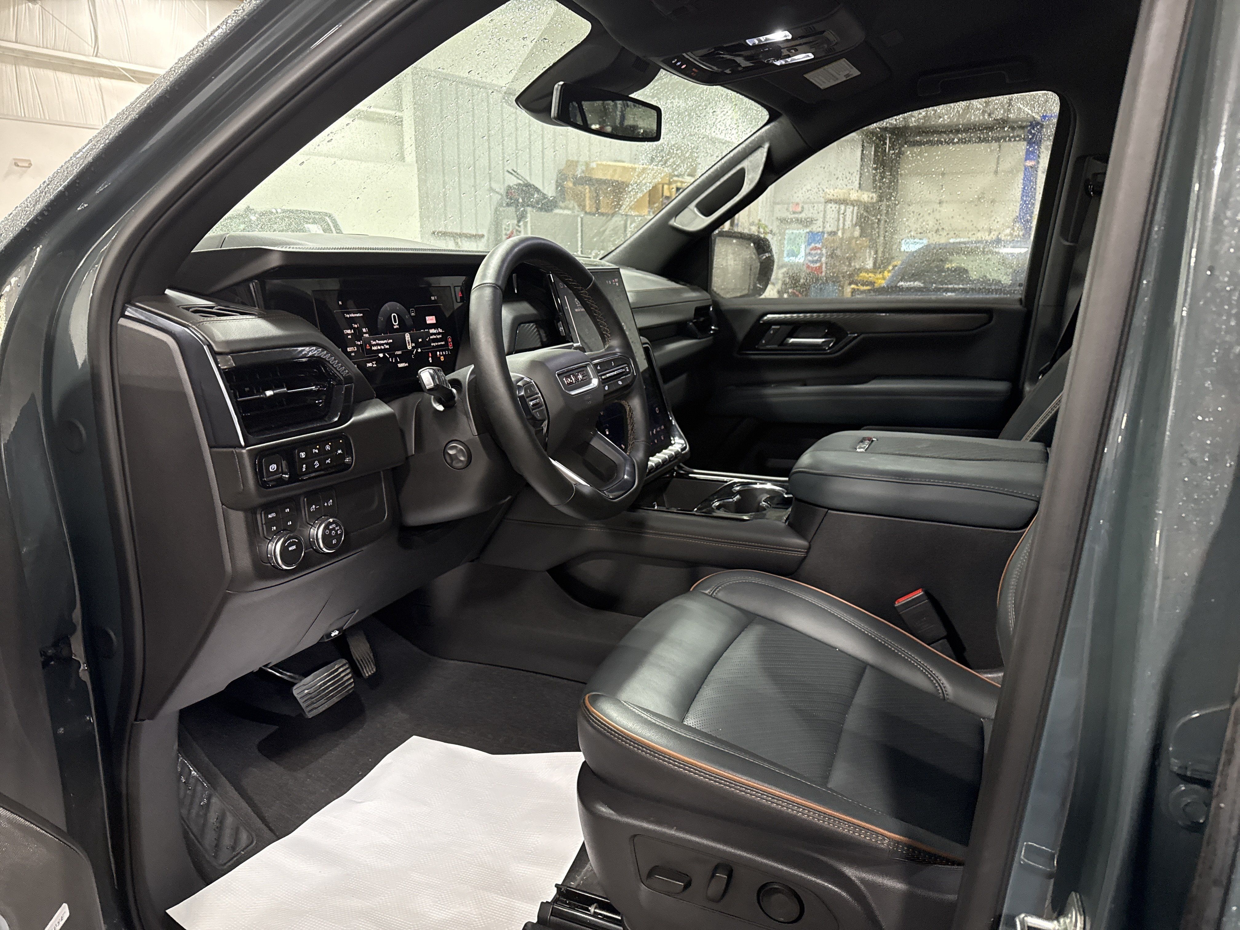 Used 2026 GMC Yukon AT4 w/ LPO, Floor Liner Package AWD/4WD image 6