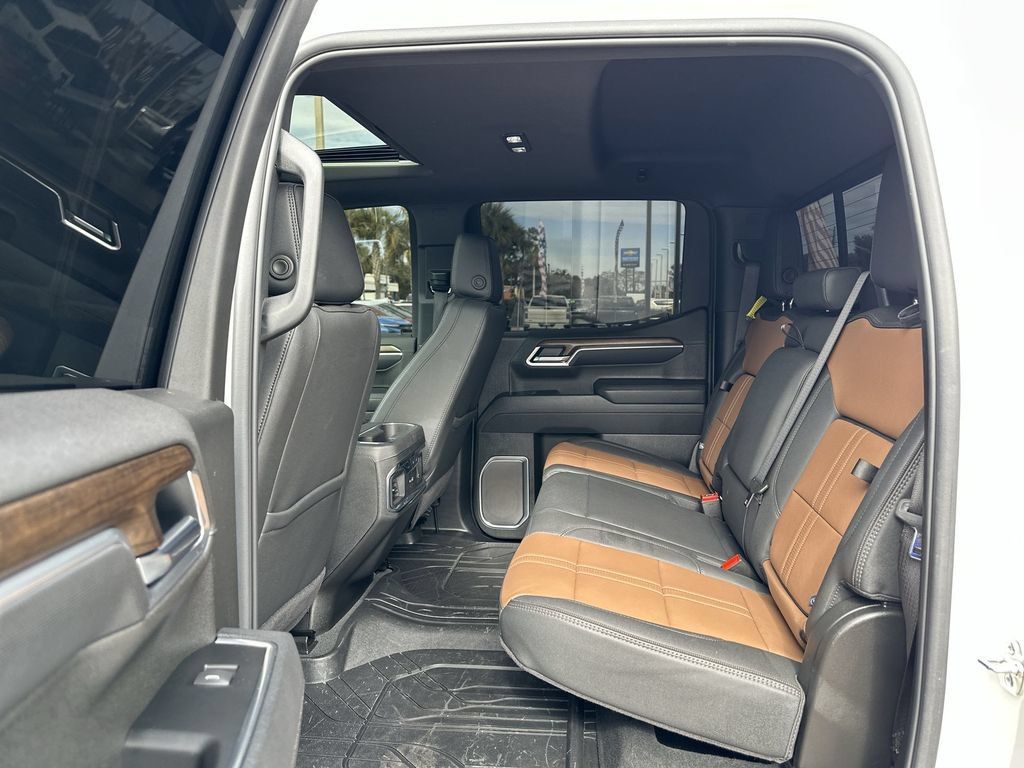 Used 2025 Chevrolet Silverado 1500 High Country AWD/4WD image 27