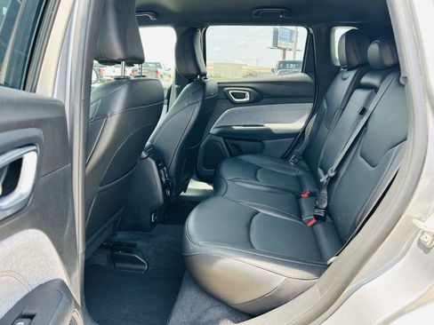 Used 2023 Jeep Compass Latitude AWD/4WD image 23
