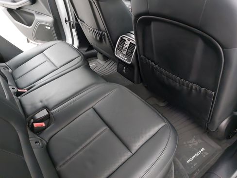 Used 2023 Porsche Macan image 13