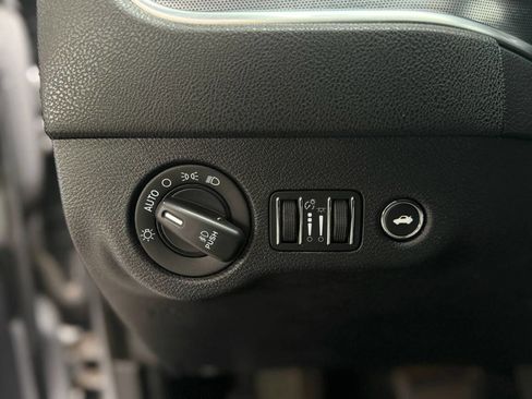 Used 2016 Dodge Charger SXT image 10