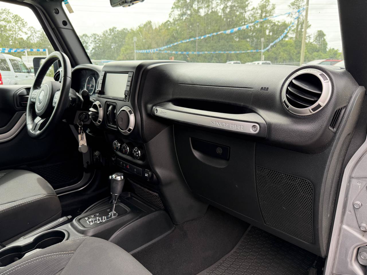 Used 2018 Jeep Wrangler Unlimited Rubicon w/ Connectivity Group AWD/4WD image 12