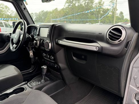 Used 2018 Jeep Wrangler Unlimited Rubicon w/ Connectivity Group AWD/4WD image 12