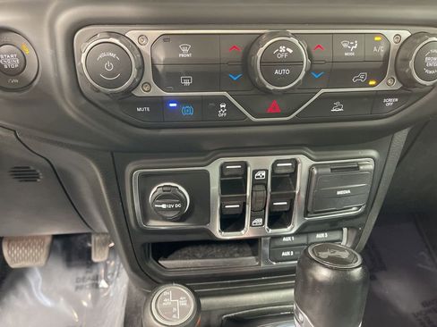 Used 2023 Jeep Wrangler Unlimited Sahara image 15