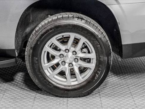 Used 2022 Chevrolet Suburban LT RWD image 37