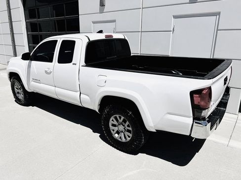 Used 2019 Toyota Tacoma SR5 AWD/4WD image 23
