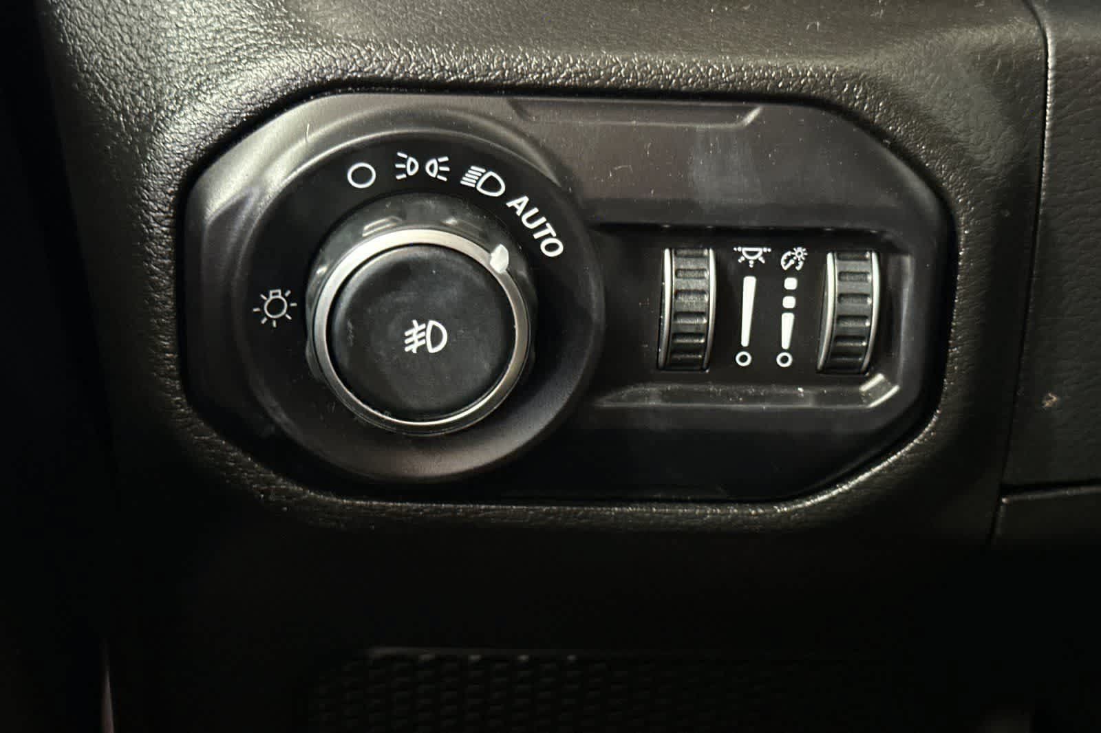 Used 2018 Jeep Wrangler Unlimited Sahara AWD/4WD image 30