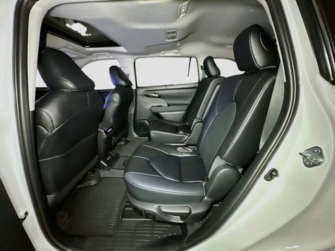 Used 2023 Toyota Highlander XLE AWD/4WD image 29