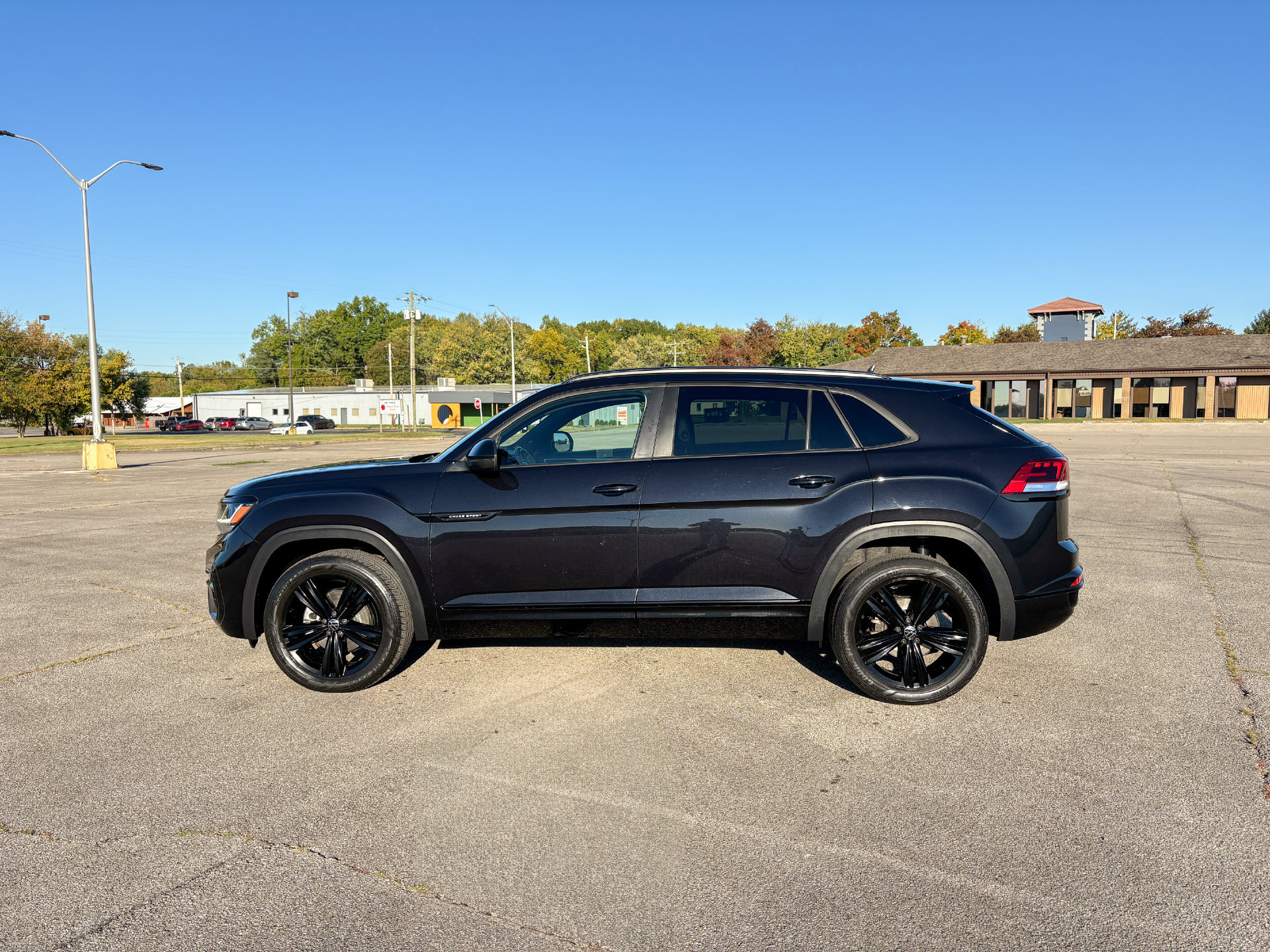 Used 2023 Volkswagen Atlas Cross Sport SEL R-Line AWD/4WD image 5