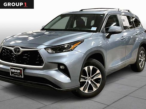 Used 2023 Toyota Highlander XLE image 1