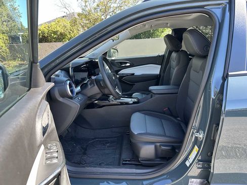 New 2026 Chevrolet Trax LT w/ Sunroof Package image 2