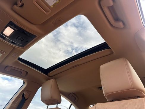 Used 2023 Lexus ES 300h w/ Accessory Package (Z2) image 13