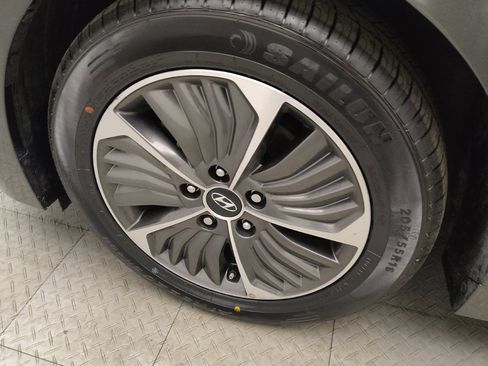 Used 2022 Hyundai Ioniq SE image 31