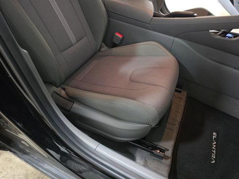 Used 2025 Hyundai Elantra SE image 32