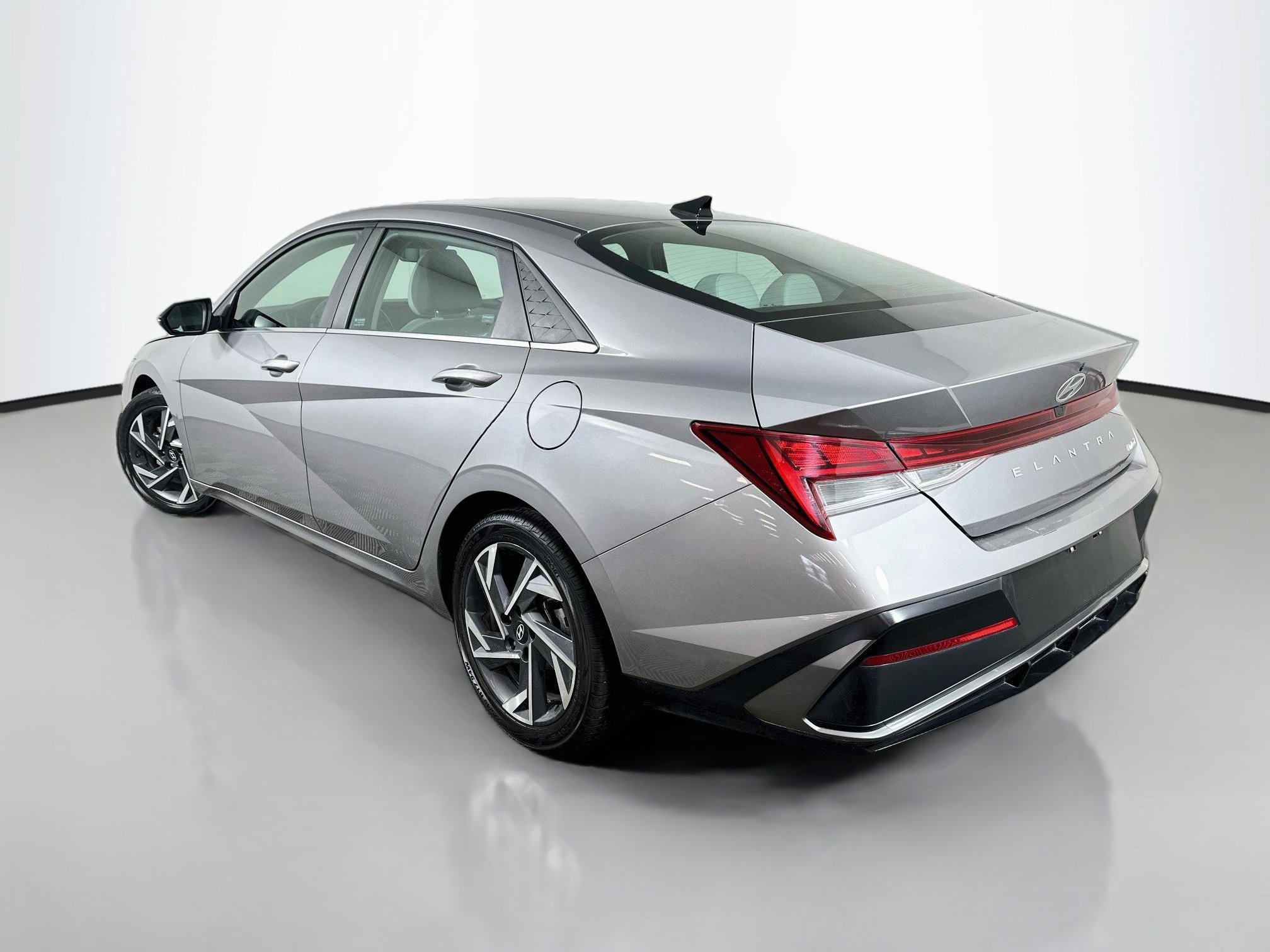 Certified 2025 Hyundai Elantra Limited FWD image 5