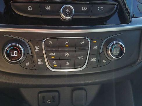 Used 2023 Chevrolet Traverse LT image 30