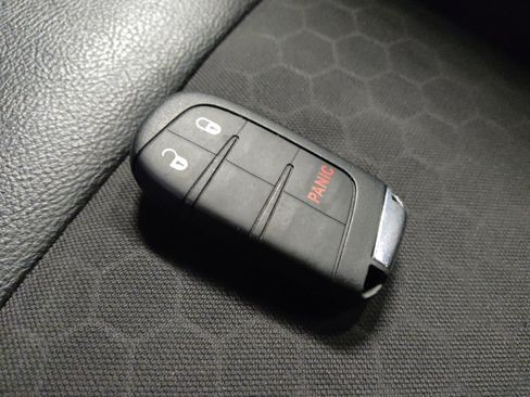 Used 2018 Jeep Compass Latitude FWD image 32