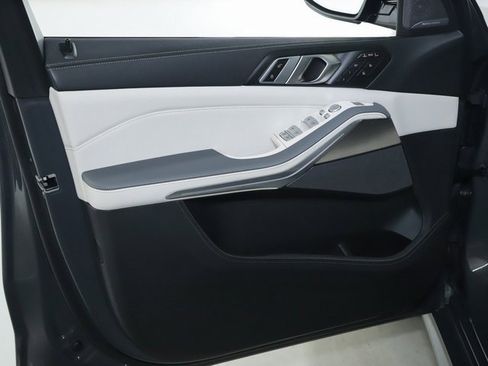 Used 2025 BMW X7 M60i image 33