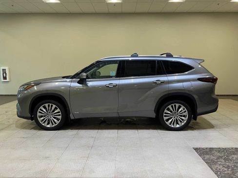 Certified 2025 Toyota Highlander Platinum image 3